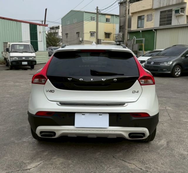 里程僅跑9萬多公里 原鈑件 有停車輔助系統 盲點偵測 免鑰匙系統  第5張相片