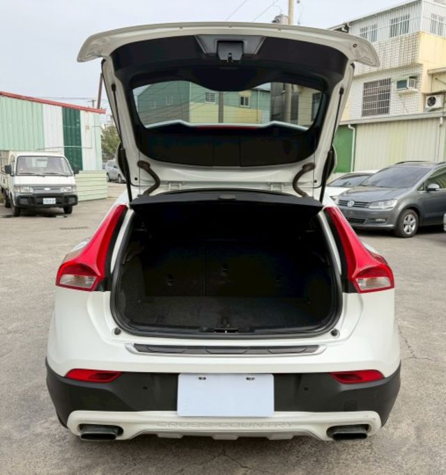 里程僅跑9萬多公里 原鈑件 有停車輔助系統 盲點偵測 免鑰匙系統  第6張相片