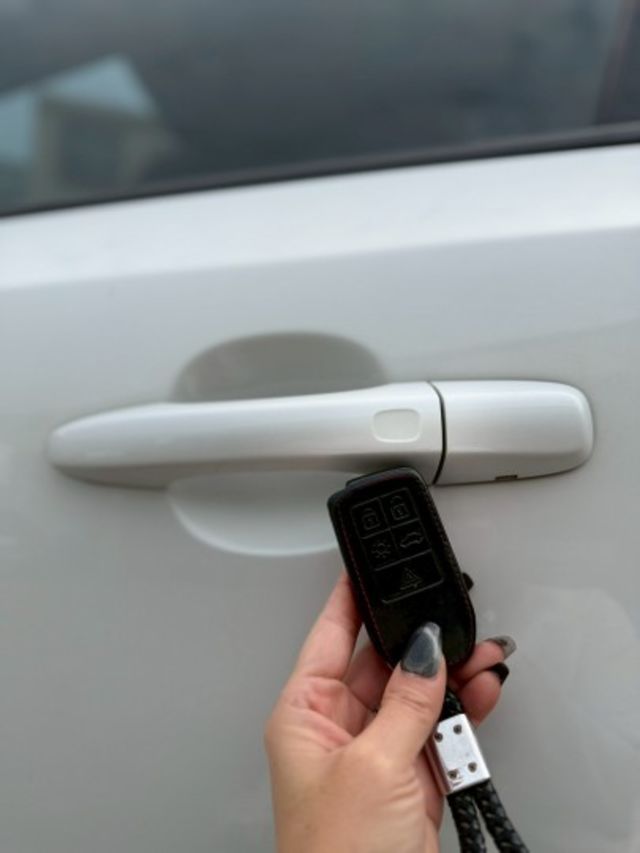 里程僅跑9萬多公里 原鈑件 有停車輔助系統 盲點偵測 免鑰匙系統  第7張相片