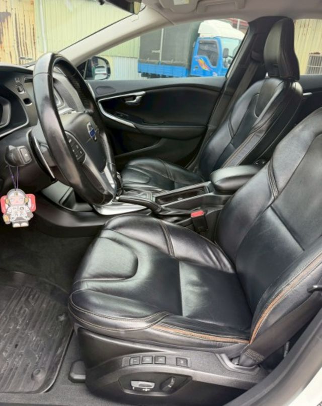 里程僅跑9萬多公里 原鈑件 有停車輔助系統 盲點偵測 免鑰匙系統  第9張相片