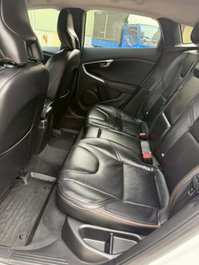 里程僅跑9萬多公里 原鈑件 有停車輔助系統 盲點偵測 免鑰匙系統  第11張相片