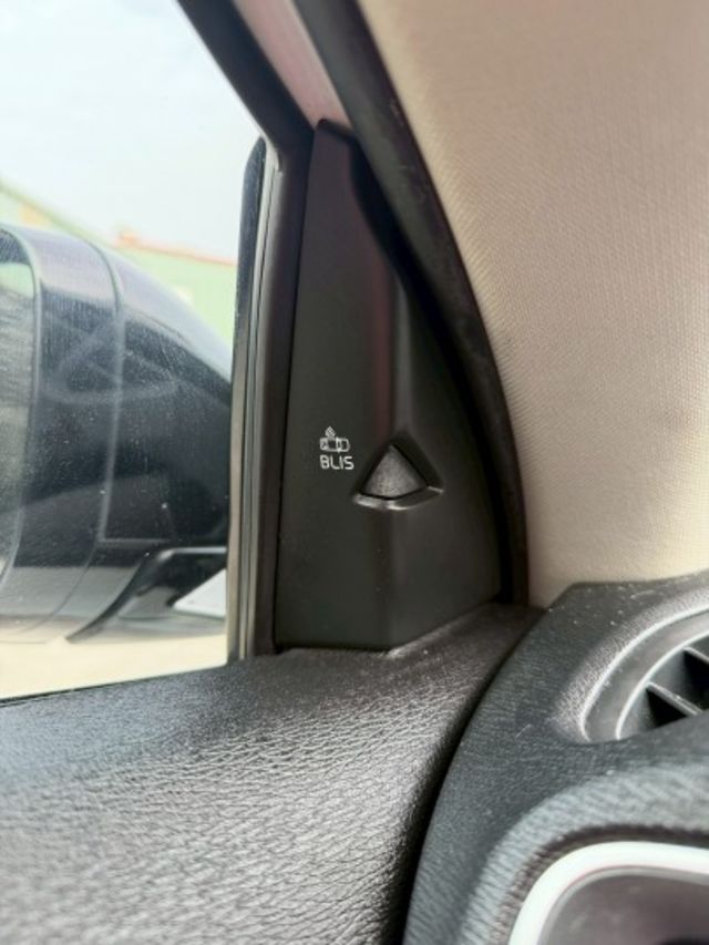 里程僅跑9萬多公里 原鈑件 有停車輔助系統 盲點偵測 免鑰匙系統  第12張相片