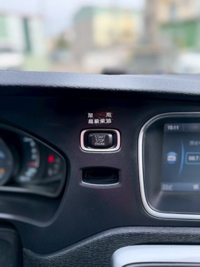 里程僅跑9萬多公里 原鈑件 有停車輔助系統 盲點偵測 免鑰匙系統  第13張相片