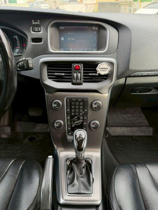 里程僅跑9萬多公里 原鈑件 有停車輔助系統 盲點偵測 免鑰匙系統  第14張相片