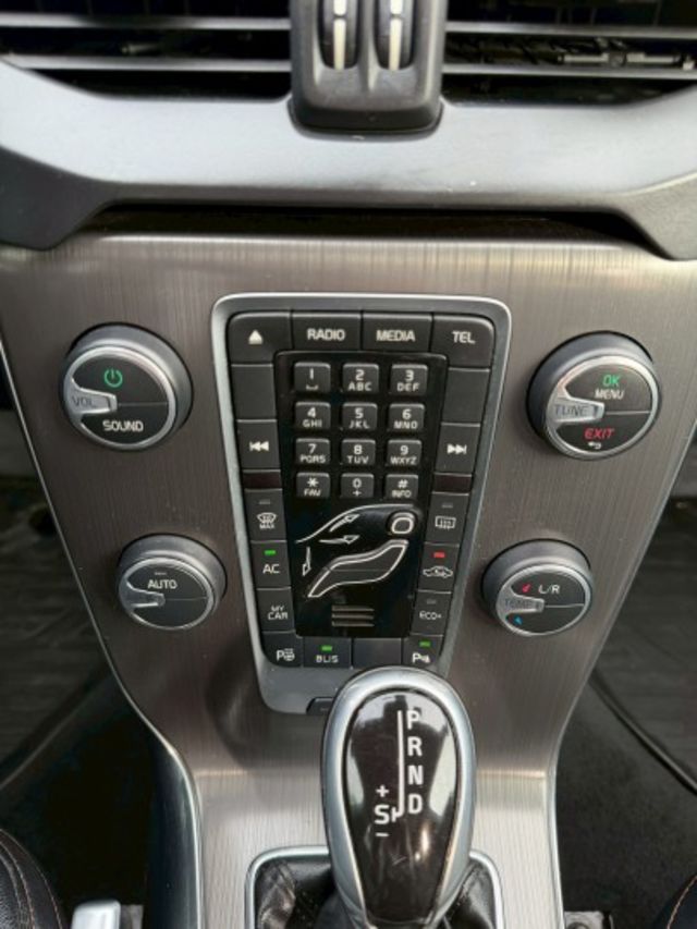 里程僅跑9萬多公里 原鈑件 有停車輔助系統 盲點偵測 免鑰匙系統  第15張相片