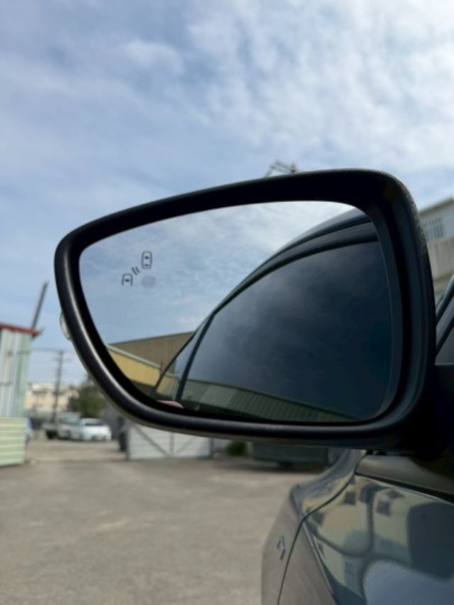 一手車 原鈑件 原廠保養 有ACC跟車 換檔撥片 倒車顯影 免鑰匙  第8張相片