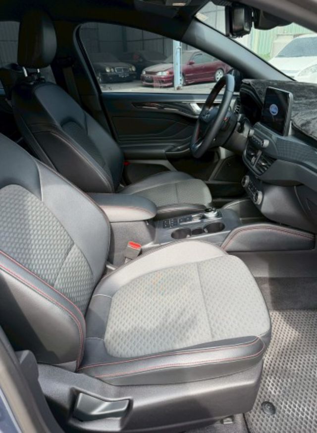 一手車 原鈑件 原廠保養 有ACC跟車 換檔撥片 倒車顯影 免鑰匙  第11張相片