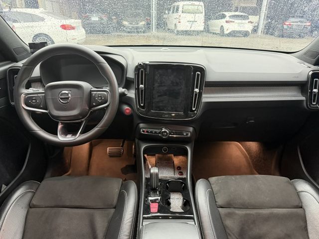 T4 R-Design  有ACC跟車 倒車顯影 盲點偵測 免鑰匙系統 全景天窗  第2張相片