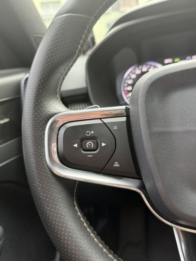 T4 R-Design  有ACC跟車 倒車顯影 盲點偵測 免鑰匙系統 全景天窗  第9張相片