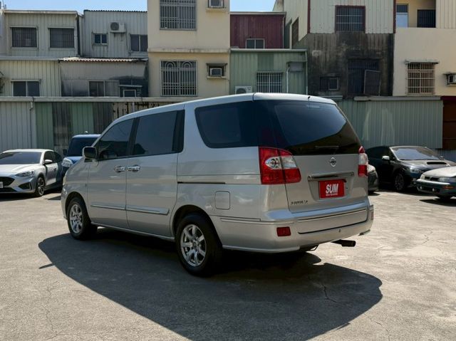 客貨兩用 第三排座椅可收起 車室空間大 載人載物不用擔心  第3張相片