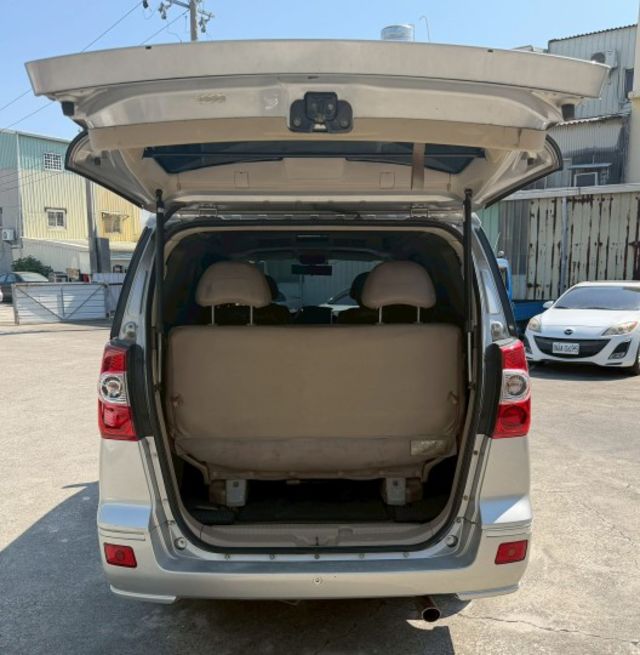 客貨兩用 第三排座椅可收起 車室空間大 載人載物不用擔心  第5張相片