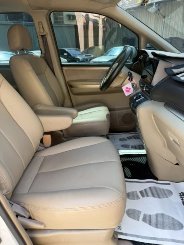 客貨兩用 第三排座椅可收起 車室空間大 載人載物不用擔心  第8張相片