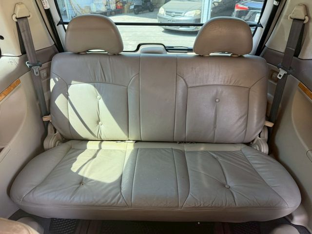 客貨兩用 第三排座椅可收起 車室空間大 載人載物不用擔心  第11張相片