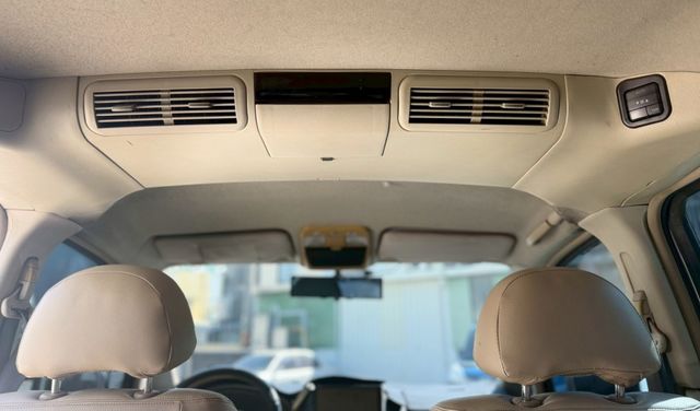 客貨兩用 第三排座椅可收起 車室空間大 載人載物不用擔心  第12張相片