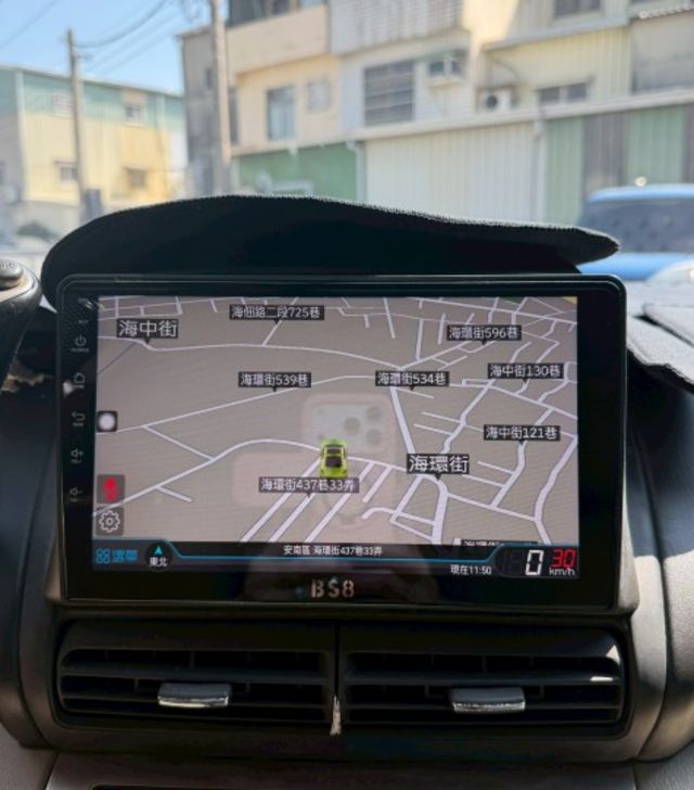 客貨兩用 第三排座椅可收起 車室空間大 載人載物不用擔心  第17張相片