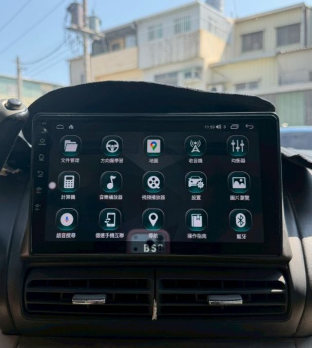 客貨兩用 第三排座椅可收起 車室空間大 載人載物不用擔心  第18張相片