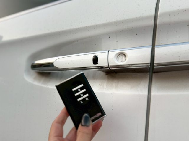 原鈑件 里程僅跑8萬多 有天窗 免鑰匙系統 倒車顯影  第6張相片