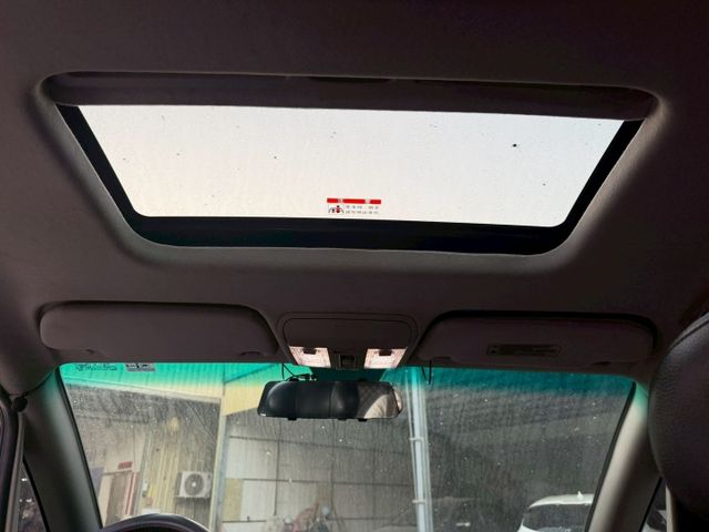 原鈑件 里程僅跑8萬多 有天窗 免鑰匙系統 倒車顯影  第14張相片