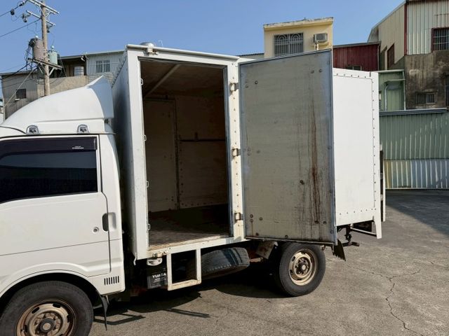 里程僅跑12萬公里 一手車 原鈑件 有電動升降尾門  第5張相片