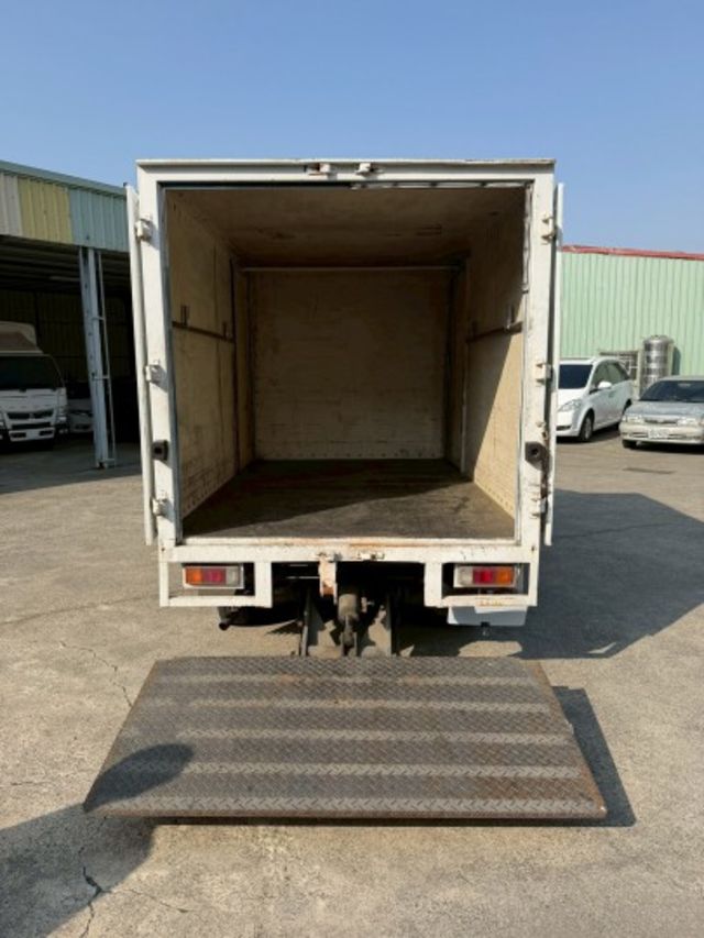 里程僅跑12萬公里 一手車 原鈑件 有電動升降尾門  第7張相片