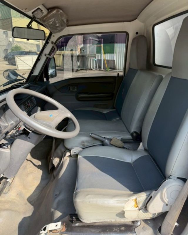 里程僅跑12萬公里 一手車 原鈑件 有電動升降尾門  第9張相片