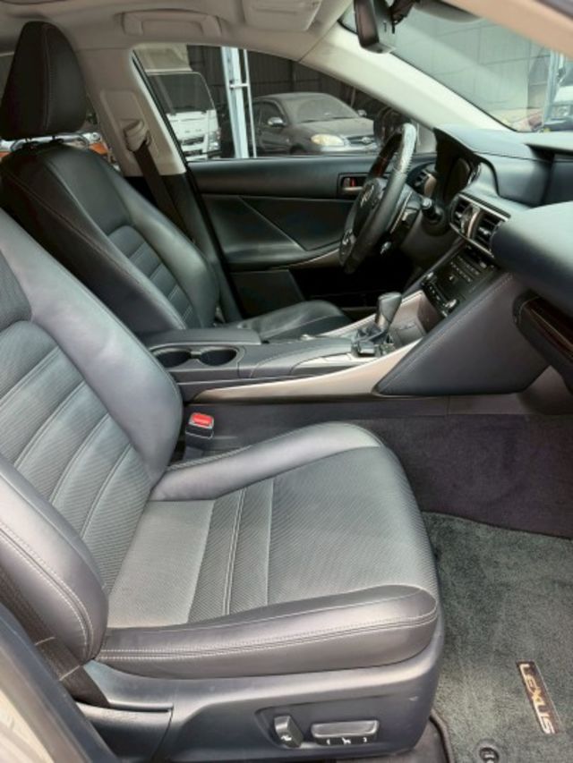 頂級NAVI版 有ACC跟車.天窗.免鑰匙啟動解鎖.換檔撥片  第10張相片