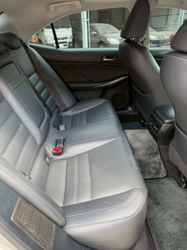 頂級NAVI版 有ACC跟車.天窗.免鑰匙啟動解鎖.換檔撥片  第11張相片