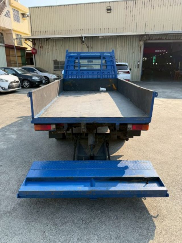 里程僅跑6萬多公里 有電動升降尾門  第6張相片