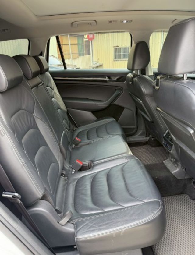 4X4 四驅  七人座歐系全能家庭休旅 有全景天窗  第8張相片