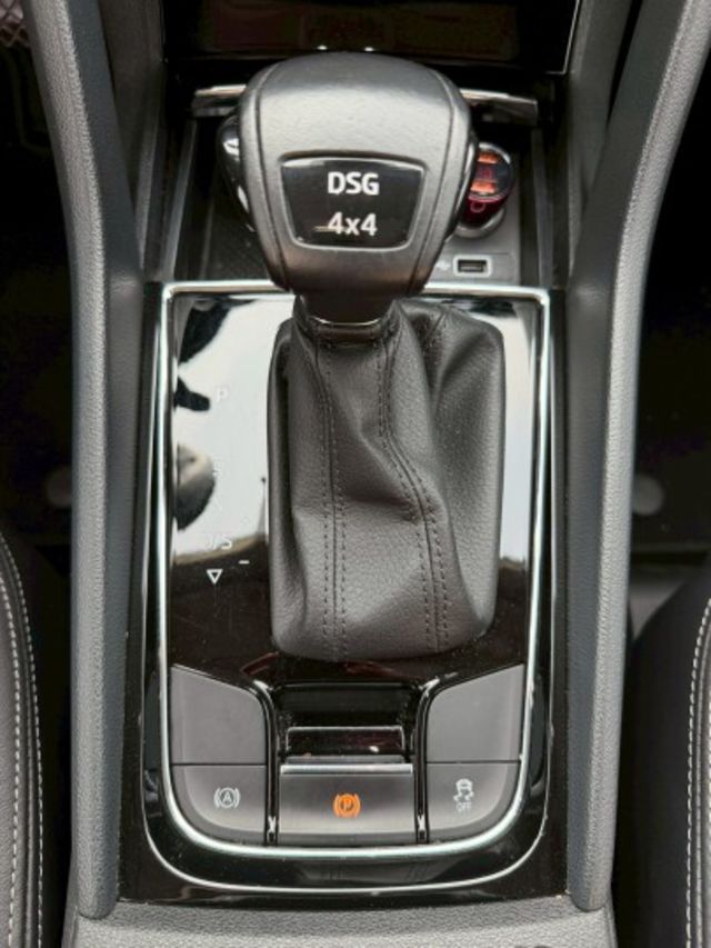 4X4 四驅  七人座歐系全能家庭休旅 有全景天窗  第16張相片