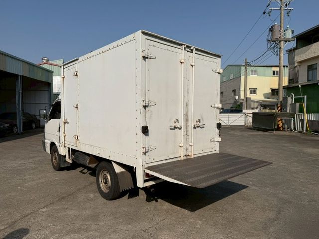 里程僅跑12萬公里 一手車 原鈑件 有電動升降尾門  第6張相片