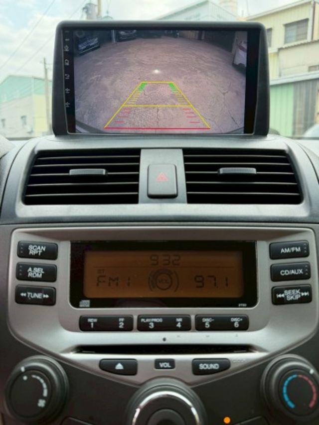 里程僅跑13萬多公里 有安卓機 胎壓偵測 倒車顯影 衛星導航 內外非常漂亮  第15張相片