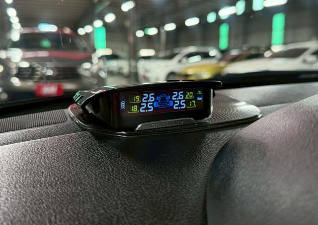里程僅跑13萬多公里 有安卓機 胎壓偵測 倒車顯影 衛星導航 內外非常漂亮  第19張相片