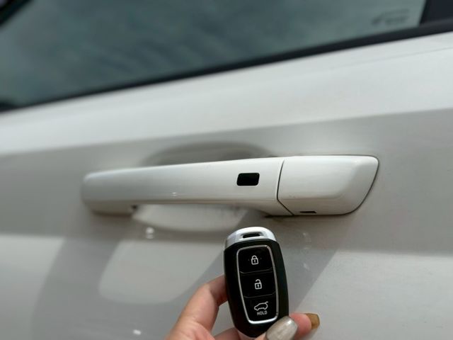 一手車 原鈑件 原廠保養 有選配360環景 雙色套件 手機無線充電盤  第6張相片