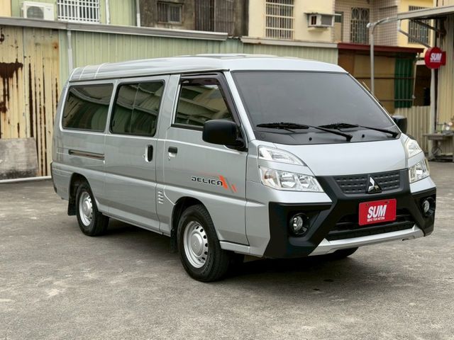 廂型八人座 自排 一手車 全車原鈑件 里程保證---備配---  倒車影像  盲點偵測 胎壓偵測  光感應式大燈  第2張相片