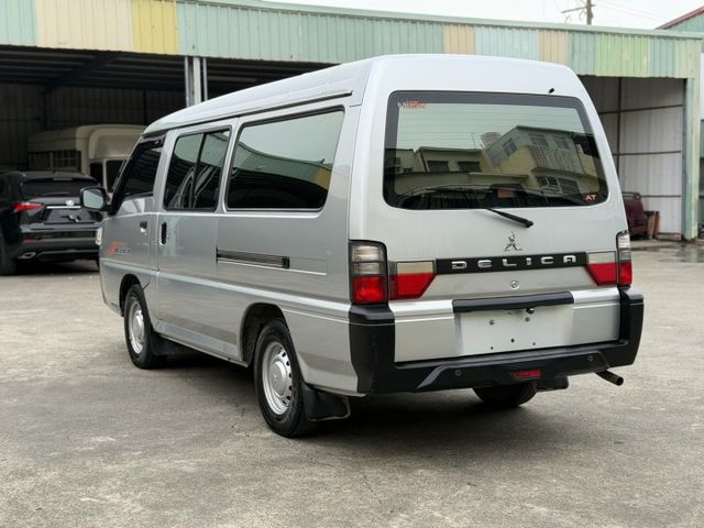 廂型八人座 自排 一手車 全車原鈑件 里程保證---備配---  倒車影像  盲點偵測 胎壓偵測  光感應式大燈  第3張相片