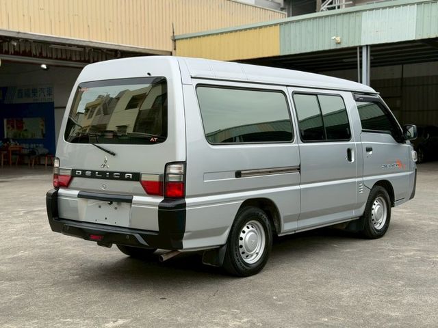 廂型八人座 自排 一手車 全車原鈑件 里程保證---備配---  倒車影像  盲點偵測 胎壓偵測  光感應式大燈  第4張相片