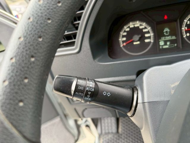 廂型八人座 自排 一手車 全車原鈑件 里程保證---備配---  倒車影像  盲點偵測 胎壓偵測  光感應式大燈  第7張相片