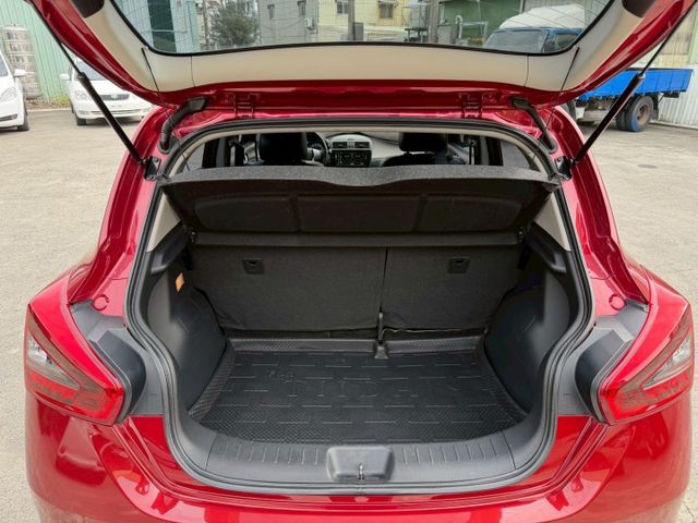 優質車款 小車大空間 倒車顯影 導航 藍芽 基本該有的他都有  第7張相片