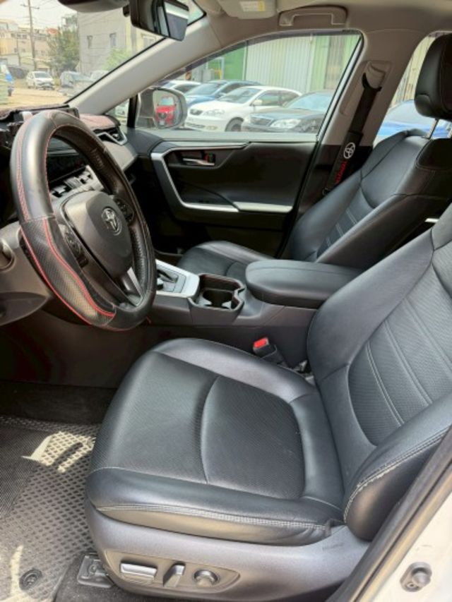 Hybrid 旗艦 4WD 版本 有ACC跟車 全景天窗 免鑰匙系統  第10張相片