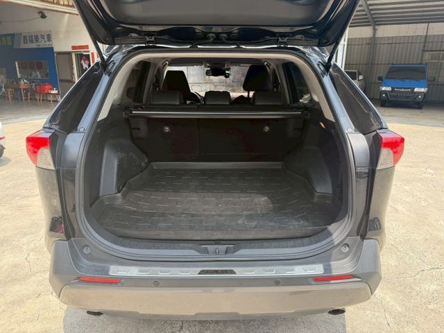 配備齊全 有ACC跟車 倒車顯影 免鑰匙系統 雙區恆溫  第5張相片