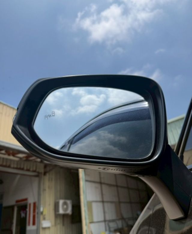 配備齊全 有ACC跟車 倒車顯影 免鑰匙系統 雙區恆溫  第7張相片