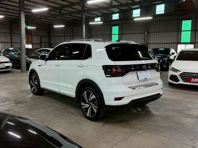 一手車 新車原廠保固至明年 有ACC跟車 倒車顯影  衛星導航  第3張相片