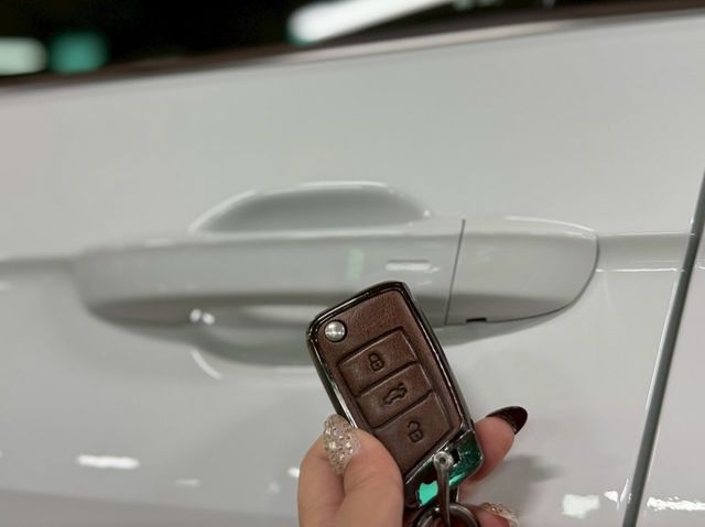 一手車 新車原廠保固至明年 有ACC跟車 倒車顯影  衛星導航  第7張相片