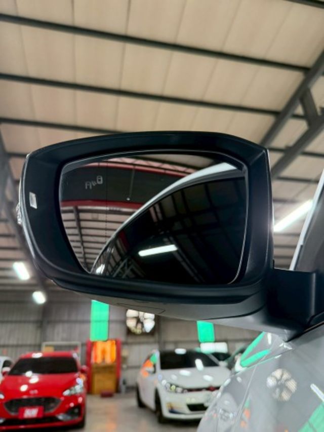 一手車 新車原廠保固至明年 有ACC跟車 倒車顯影  衛星導航  第8張相片