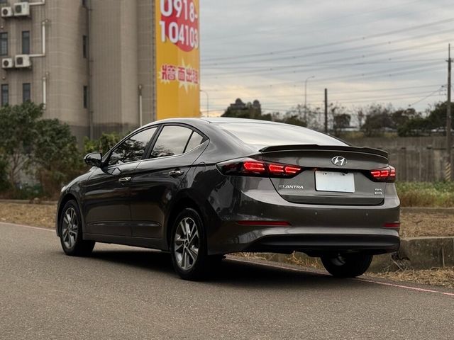 HYUNDAI現代 ELANTRA  第3張相片