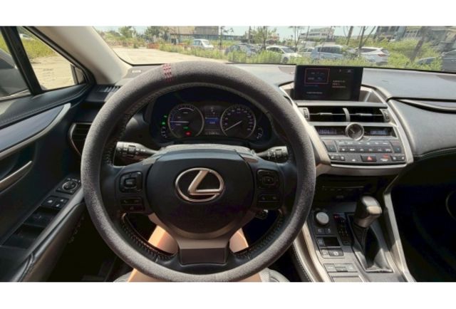 Lexus NX300h  第5張相片