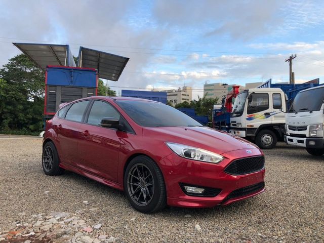 FORD Focus 1.5T頂級運動型 LED日行燈尾燈HID頭燈，6安、摸門、方向盤快控鍵+撥片、定速、盲點  第3張相片