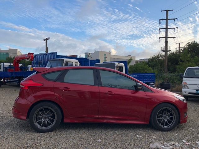 FORD Focus 1.5T頂級運動型 LED日行燈尾燈HID頭燈，6安、摸門、方向盤快控鍵+撥片、定速、盲點  第4張相片