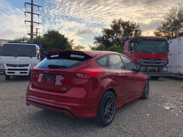 FORD Focus 1.5T頂級運動型 LED日行燈尾燈HID頭燈，6安、摸門、方向盤快控鍵+撥片、定速、盲點  第5張相片